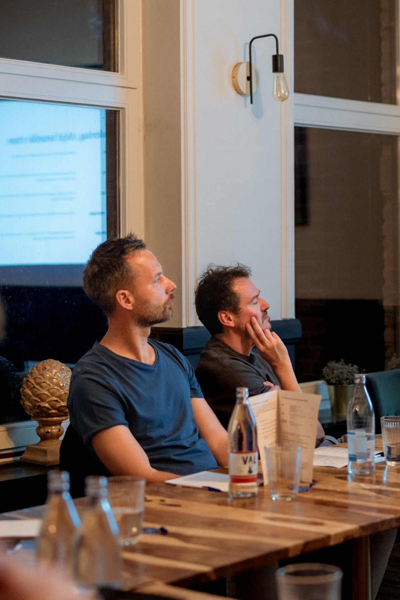 Twee ondernemers volgen aandachtig het gesprek